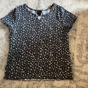 Target girls ribbed floral shirt with v-cut at the neck. Ruffled sleeves